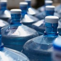 Sin pesas, con bidones llenos con agua: realizá esta rutina de ejercicios para tener unas piernas de acero