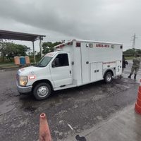 En control migratorio detienen a 36 personas en una ambulancia pirata en Tabasco
