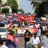 La CETEG marcha en Acapulco y bloquea autopista del Sol