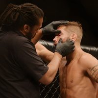 Pelea estelar de UFC en México dura 15 segundos… y provoca el enojo del público (VIDEO)
