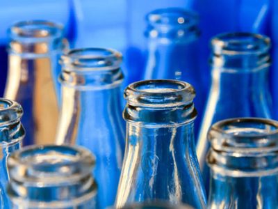 No tires las botellas de vidrio usadas y convertilas en este objeto ideal para realzar tu hogar