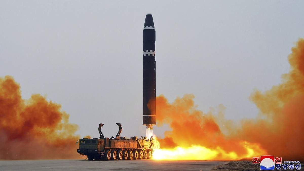 Esta fotografía facilitada por el gobierno norcoreano muestra lo que afirma se trata del lanzamiento de prueba de un misil balístico intercontinental Hwasong-15 en el aeropuerto internacional de Pyongyang
