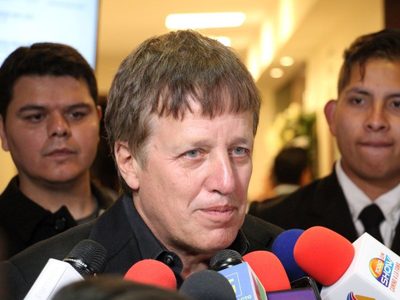 El escritor Xavier Velasco señala acoso de Ricardo Monreal a su esposa