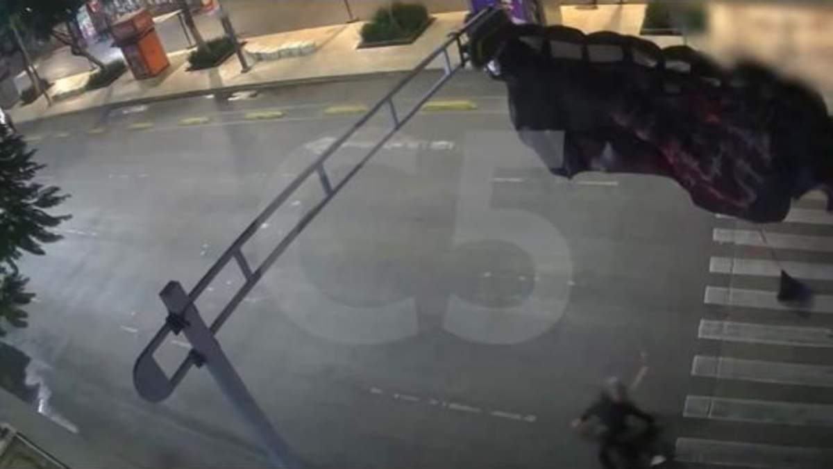 Un hombre vestido completamente de negro descendió con paracaídas y tocó tierra sin aparentes lesiones