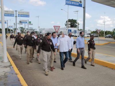 Embajador de EU en México visita El Ceibo, donde deportan a miles de haitianos