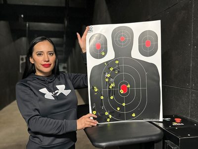 "Los abrazos no valen": Sandra Cuevas presume práctica de tiro con arma de fuego