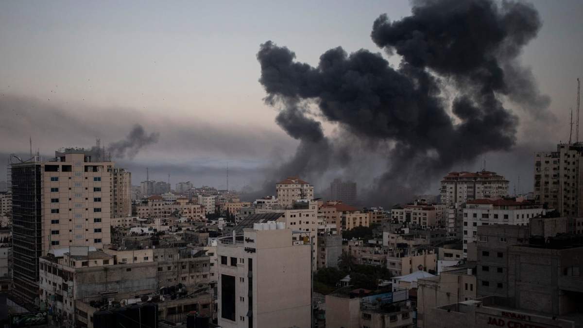 Humo sobre la ciudad de Gaza tras ataques aéreos israelíes