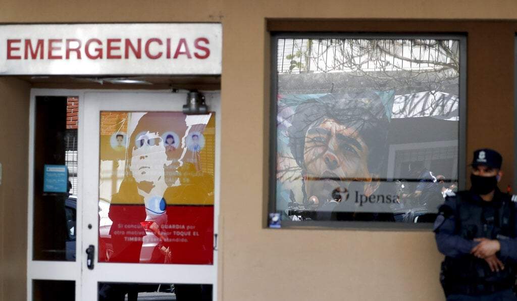 En las ventanas del hospital se reflejan imágenes de él colocadas por sus fanáticos