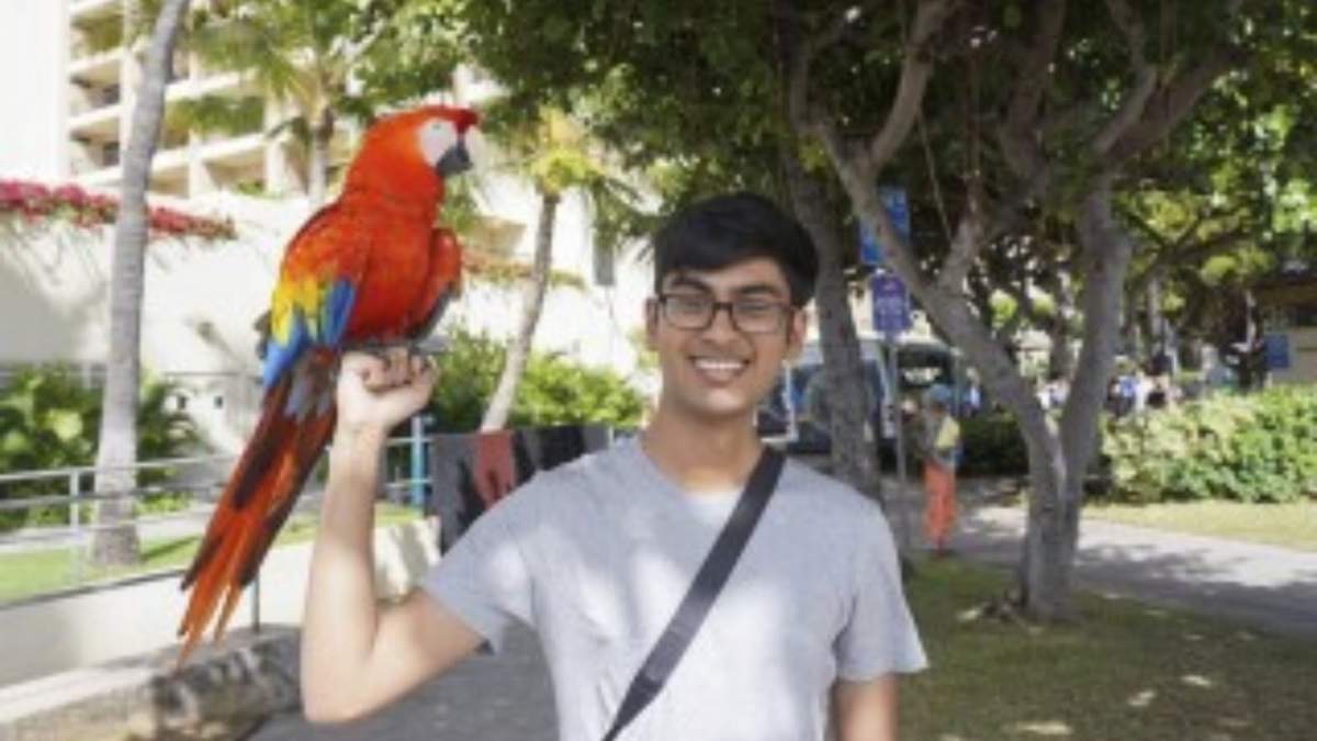 Suchir Balaji posa para una foto en Hawái en 2018. Balaji era ingeniero y expresó inquietudes sobre OpenAI