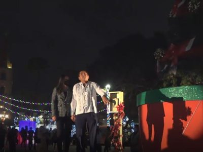 Alcalde de Matamoros finge recibir descarga eléctrica al encender árbol de Navidad (Video)