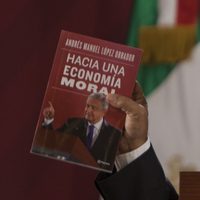 Hechos y decisiones polémicas del primer año de gobierno, en el libro de AMLO