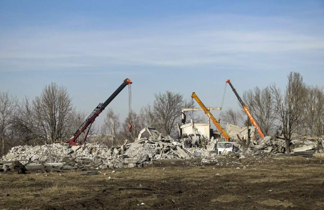 Los operarios retiran escombros tras un ataque ucraniano con proyectiles en Makiivka, una zona de la provincia de Donetsk controlada por Rusia