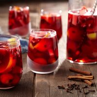 Ponche con vino tinto para brindar en primavera