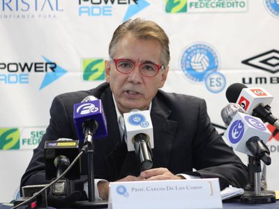 Carlos de los Cobos deja la dirección técnica de la selección de El Salvador