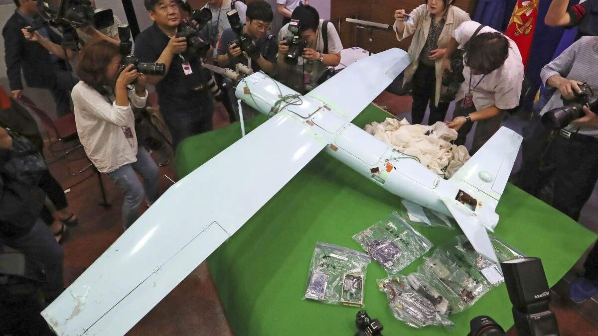 Un presunto dron norcoreano es revisado en el Ministerio de Defensa en Seúl, Corea del Sur, el 21 de junio de 2017