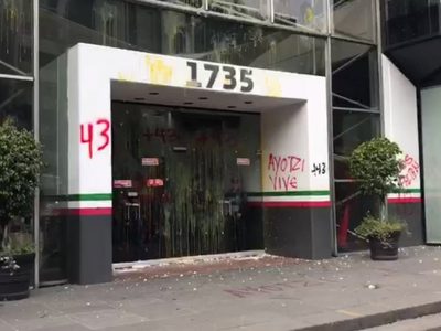 Lanzan huevos contra edificio de la SFP por caso Ayotzinapa
