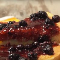 Sin harina y súper proteica: la torta de ricota con frutos rojos que podés hacer en un toque