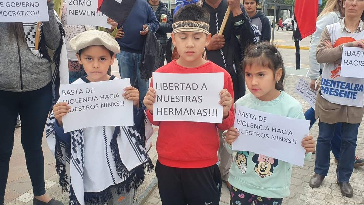 Mujeres y niños de la Confederación Mapuche de Neuquén. Fuente: (Javier Manzano)