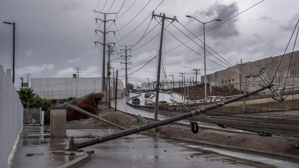 Fuertes rachas de viento ocasionaron la caida de postes en el bulevar Hector Terán Terán en Tijuana el pasado 15 de noviembre