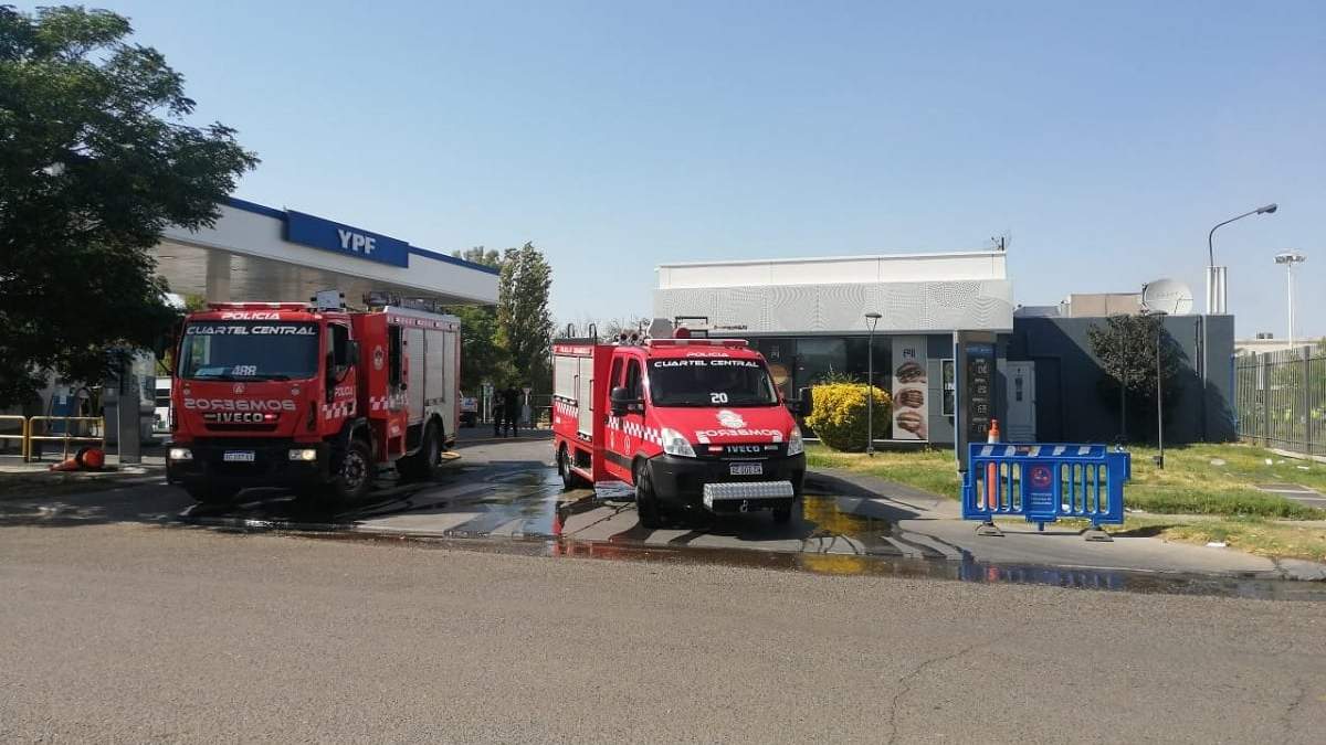 El incendio se inició a las 10 de la mañana en la YPF de Saavedra y J.J. Lastra. Fuente: (Bomberos de Neuquén)