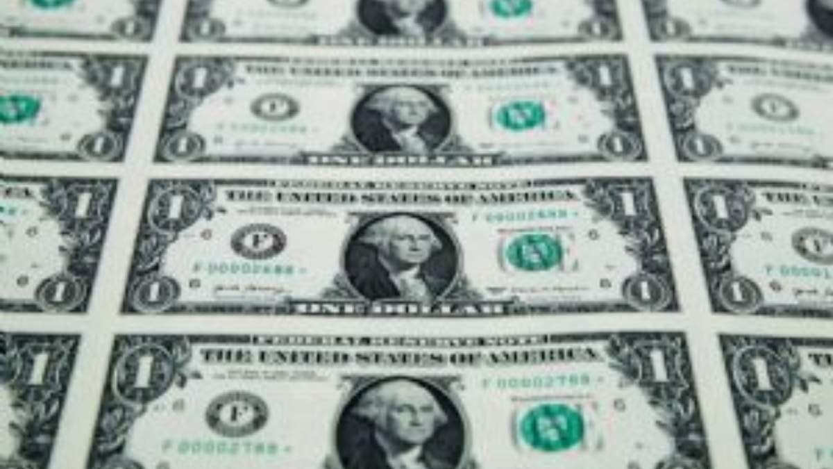 Una hoja con billetes nuevos de 1 dólar, el 15 de noviembre de 2017, en la Oficina de Grabado e Impresión en Washington