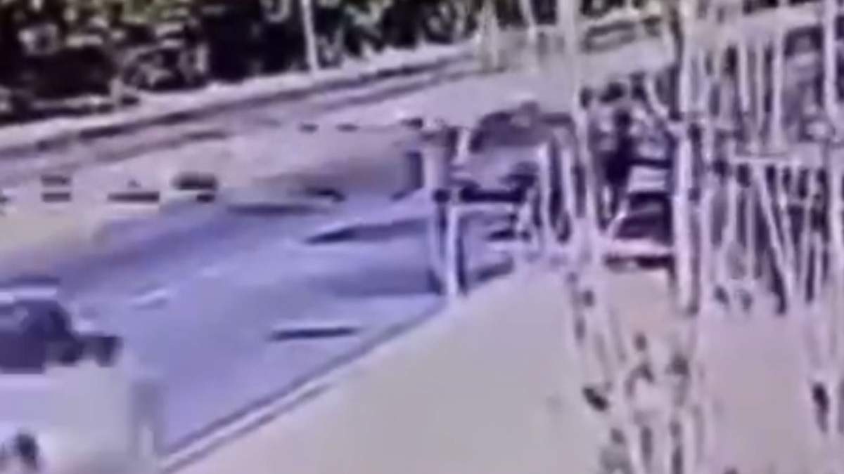 En el video se ve como la mujer sube al cordón de la vereda con su camioneta