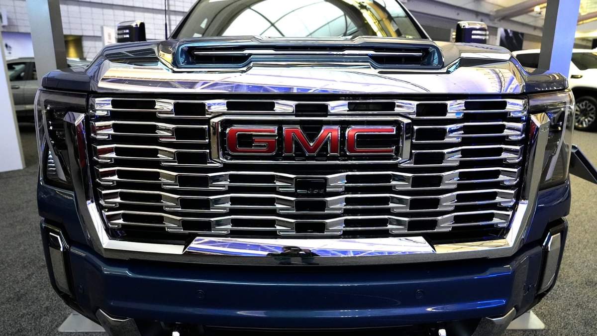 Una camioneta GMC Sierra Heavy Duty Denali HD 2500 en exhibición en el Salón Internacional del Automóvil de Pittsburgh, el 15 de febrero de 2024