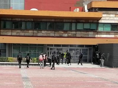 Con los rostros cubiertos, un grupo de personas causa destrozos y provoca incendio en CU