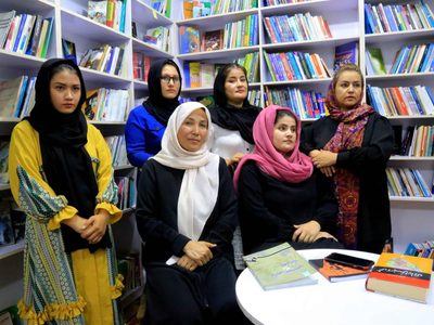 Nadie se rinde: una biblioteca clandestina para mujeres desafía el veto talibán en Afganistán