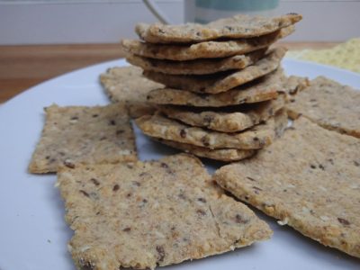 Crackers integrales para hacer sin balanza y usando solo una taza: no vas a comprar nunca más