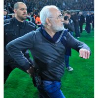 Superliga griega, 'a la banca” indefinidamente tras incidente con arma en un partido