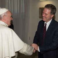El Papa sustituye a Lombardi por Burke como vocero de El Vaticano