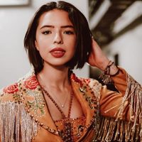 ¿De dónde lo sacó? Ángela Aguilar sorprendió sobre el escenario con este impactante vestuario