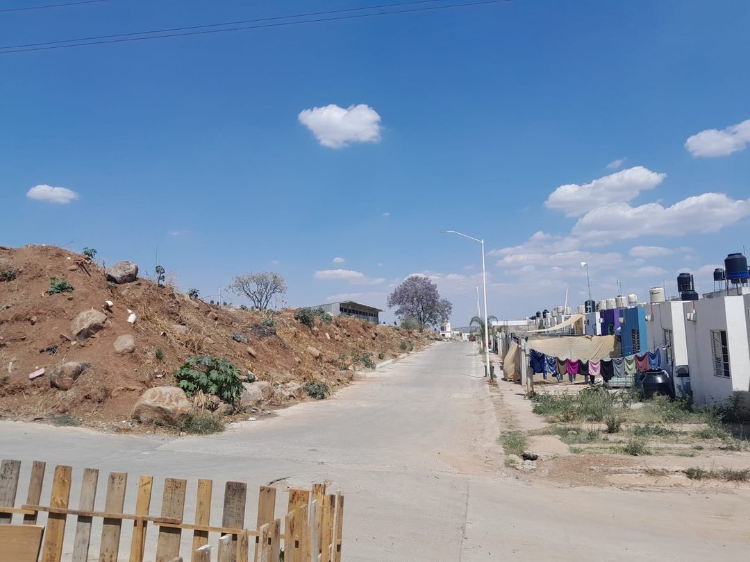 Área verde que se ubica frente a la casa de las hermanas, al fondo se observa la escuela hecha de láminas Foto Golria Reza