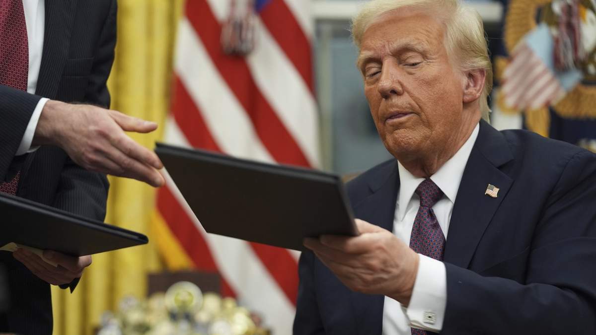 El presidente Donald Trump firma órdenes ejecutivas en la Oficina Oval de la Casa Blanca