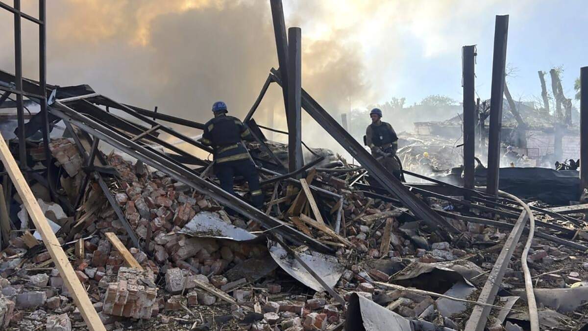 En esta imagen, distribuida por el Servicio de Emergencias de Ucrania, operarios trabajan en la extinción de un incendio tras una ataque ruso sobre la ciudad de Krivói Rog, en Ucrania