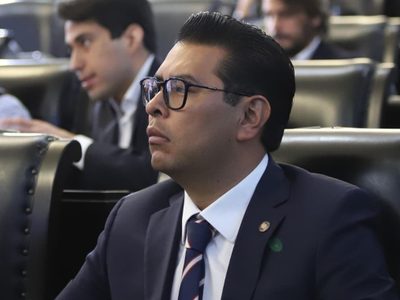 Néstor Camarillo renuncia al PRI y el tricolor pierde vicepresidencia del Senado