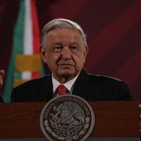 AMLO secunda a Sheinbaum y arremete contra reportaje de Proceso sobre damnificados del 19-S