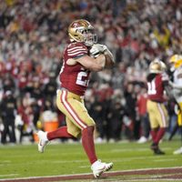 McCaffrey logra 2 touchdowns y 49ers eliminan a empeñosos Packers por 24-21