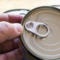 Si tenés un retazo de madera y 4 latas de atún vacías, armá esta increíble tabla para ponerle onda a tus picadas