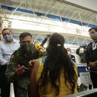 Sufren desmayo dos maestras vacunadas contra el covid-19 en Guanajuato