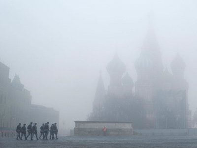 Una intensa niebla obligó a cancelar 200 vuelos en Moscú: impresionantes imágenes