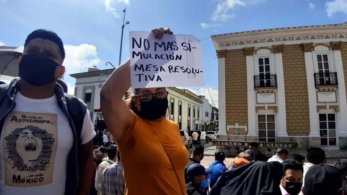 Maestros de la CNTE protestan durante la llegada de López Obrador a Comitán