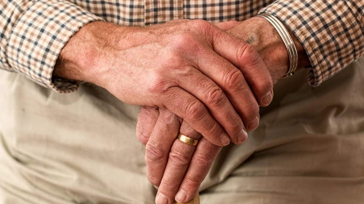 El Parkinson se manifiesta entre los 55-65 años de edad. Fuente: (Facebook)
