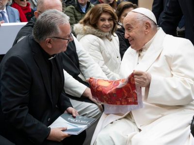 Jesuitas entregan al Papa Francisco el “Compromiso por la Paz” firmado por candidatos presidenciales