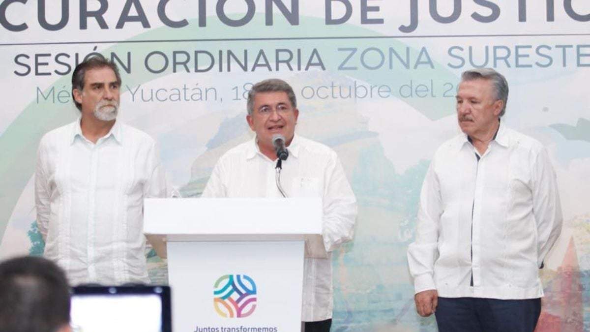 El exfiscal de Yucatán, Wilbert Antonio Cetina Arjona (centro).