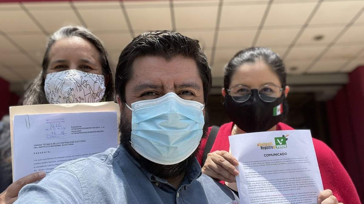 El activista Alfredo Licona en la sede del INE