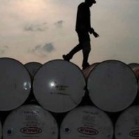 ¿Pasó la tormenta? Suben 4% los precios del petróleo
