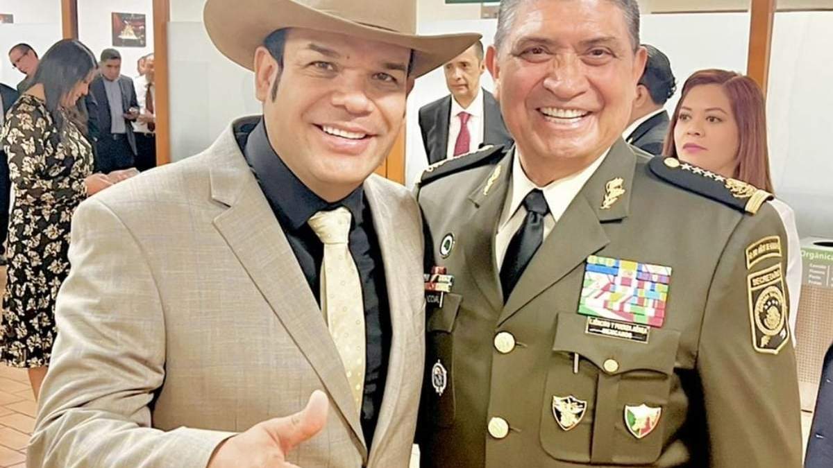 El diputado Marco Flores y el titular de la Sedena, Luis Cresencio Sandoval