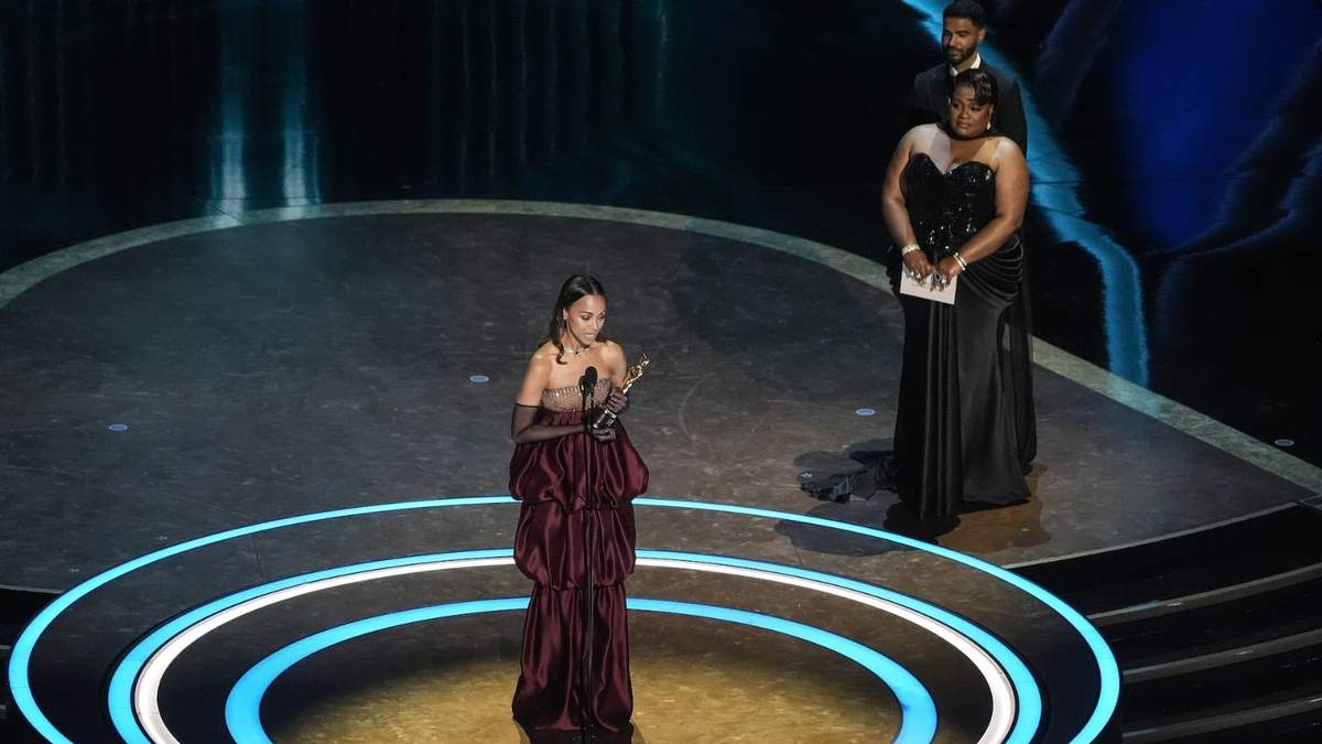 Zoe Saldaña recibe el Premio Oscar a mejor actriz de reparto